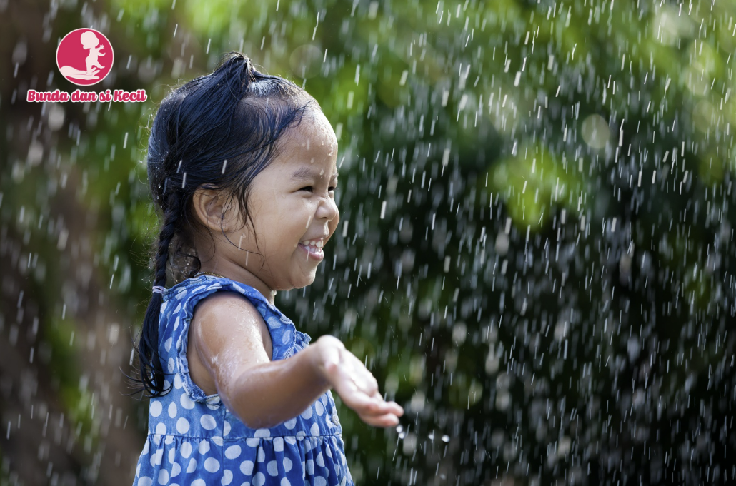 Manfaat Main Hujan untuk Si Kecil yang Jarang Diketahui